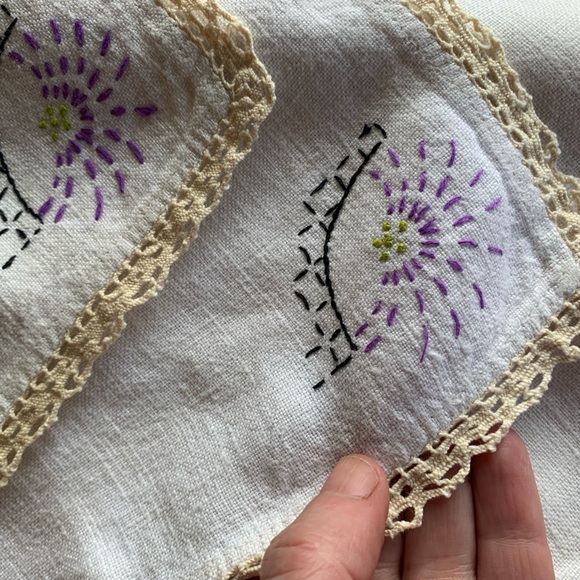 Elegant set of 6 hand embroidered natural linen cloth napkins with crochet edge - Picture 3 of 7